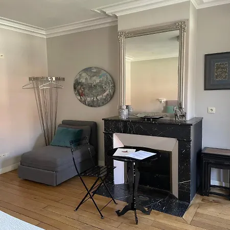 לינה וארוחת בוקר Maison D'hote De Myon 3*