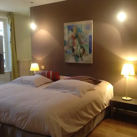 לינה וארוחת בוקר Maison D'hote De Myon 3*